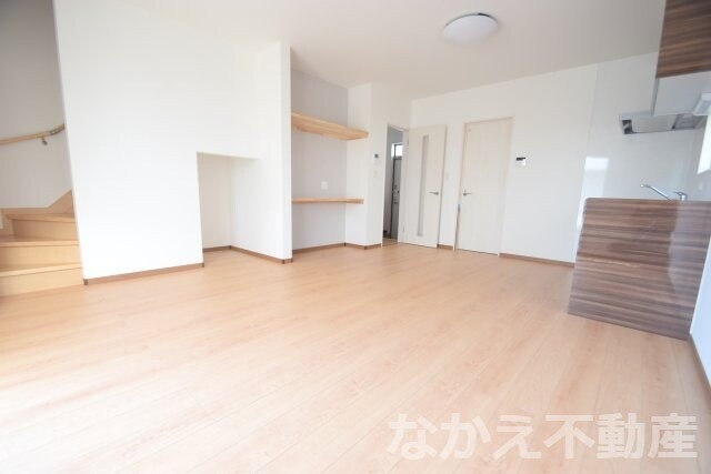 物件内観写真2　(ゆったりとした居間です)