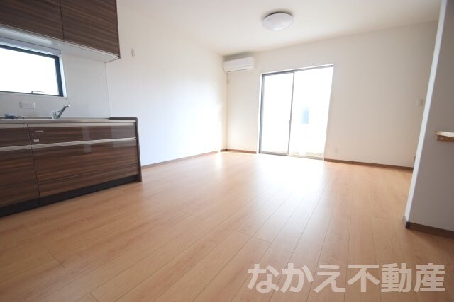 物件内観写真3　(こちらのリビングで趣味の時間をお楽しみください)