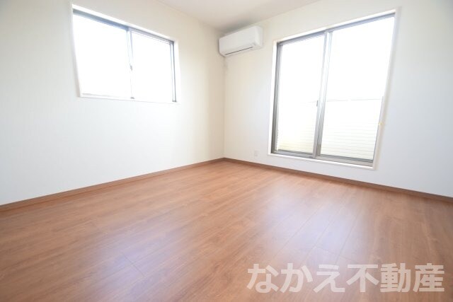 物件内観写真4　(広くて明るい寝室)