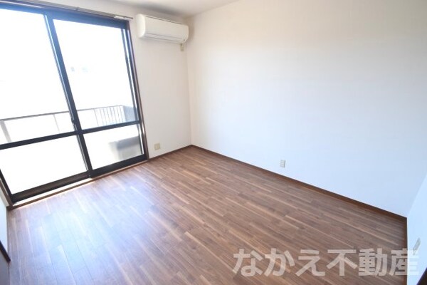 寝室(落ち着いた色調の寝室です)