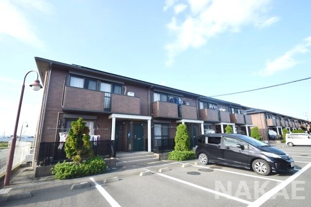 物件外観写真1　(外観は落ち着いています)