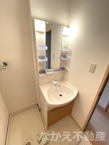 物件内観写真6　(広い洗面スペース)