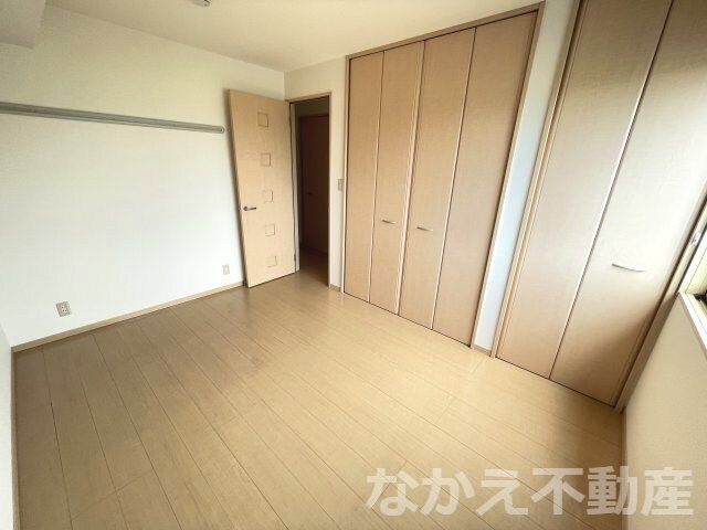 物件内観写真14　(開放的な寝室です)