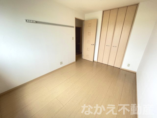 物件内観写真15　(落ち着いた色調の寝室です)