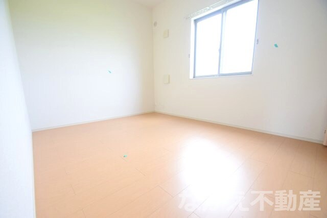 物件内観写真3　(ゆったりとしたリビングです)