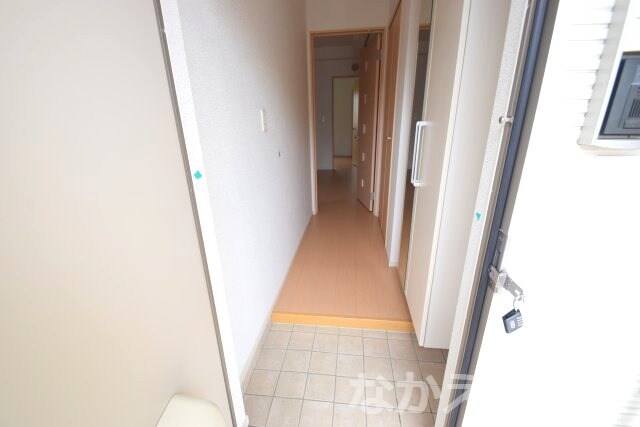 物件内観写真11　(明るい玄関です)