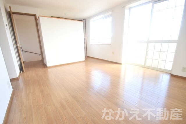 物件内観写真2　(おしゃれな居間です)