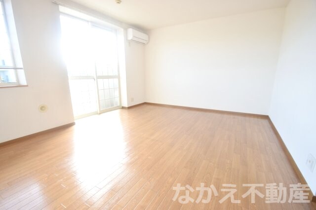 物件内観写真3　(こちらのリビングで趣味の時間をお楽しみください)