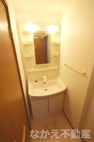 物件内観写真8　(コンパクトで使いやすい洗面所)