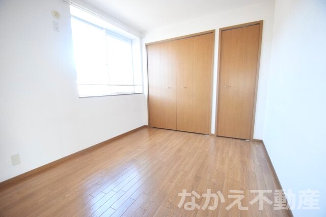 物件内観写真14　(広くて明るい寝室)