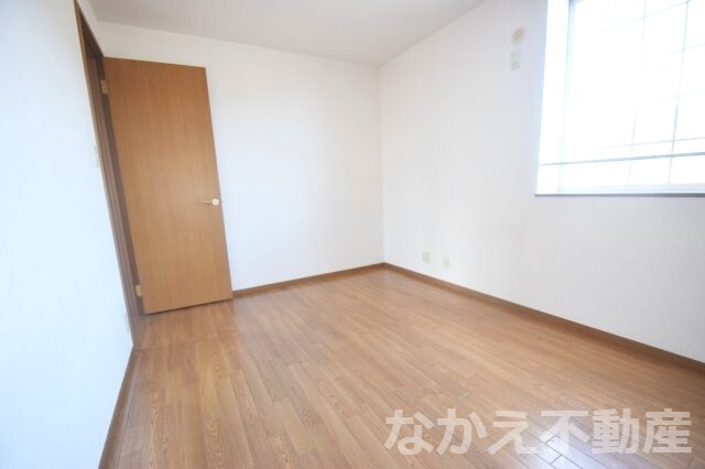 物件内観写真15　(広くて明るい寝室)