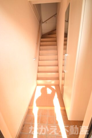 物件内観写真9　(明るい玄関です)