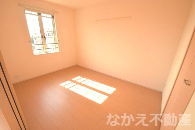 物件内観写真15　(落ち着いた色調の寝室です)