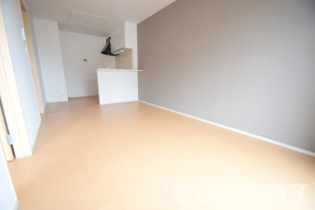 物件内観写真3　(こちらの居間で趣味の時間をお楽しみください)