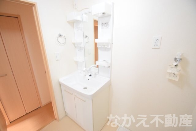 物件内観写真9　(ゆったりとスペースのある洗面所)