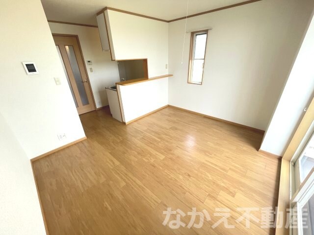 物件内観写真3　(こちらのリビングで趣味の時間をお楽しみください)