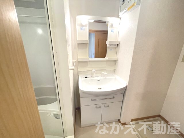 物件内観写真7　(広い洗面スペース)