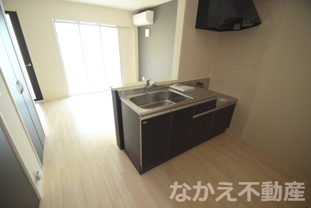 物件内観写真2　(こちらの居間で趣味の時間をお楽しみください)