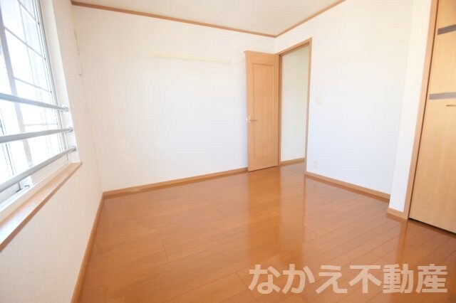 物件内観写真20　(落ち着いた色調の寝室です)