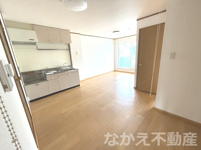 物件内観写真2　(こちらの居間で趣味の時間をお楽しみください)