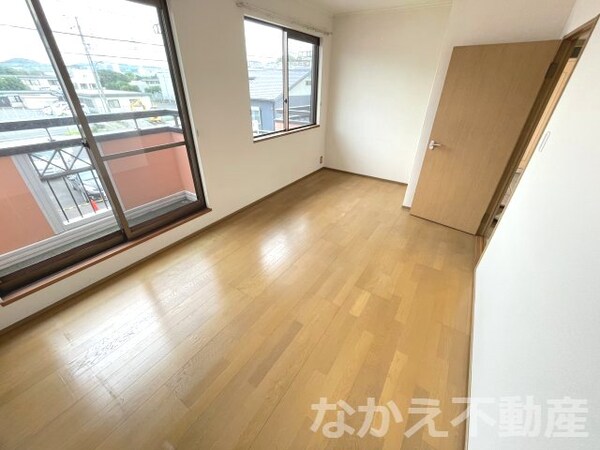 寝室(落ち着いて過ごせるお部屋なので、寝室にいかがでしょうか)
