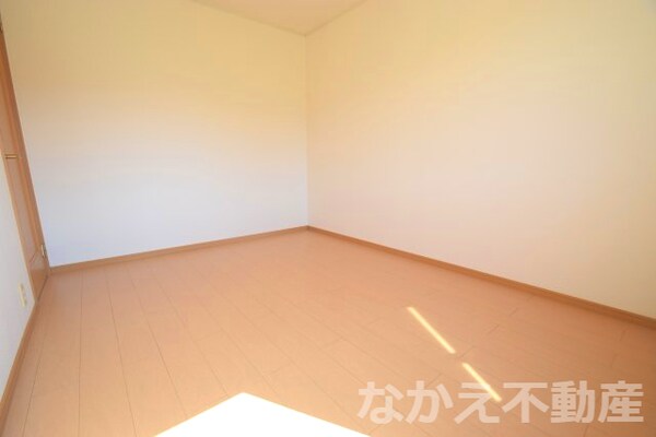 寝室(落ち着いた色調の寝室です)