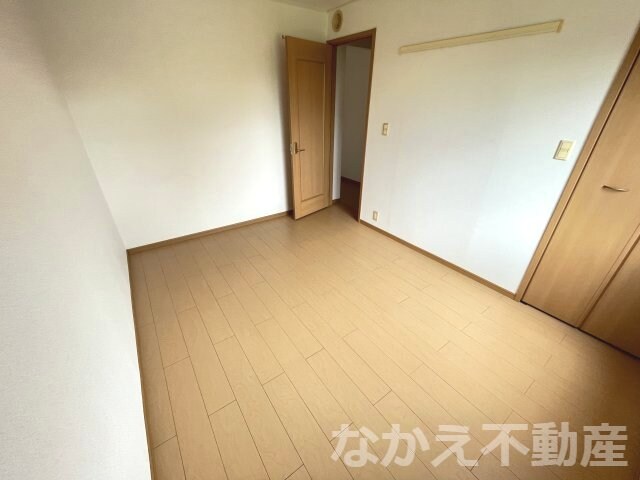 物件内観写真14　(落ち着いた色調の寝室です)