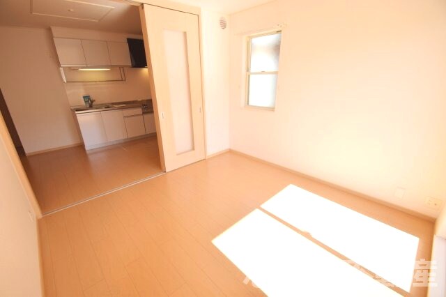 物件内観写真3　(開放的な寝室です)