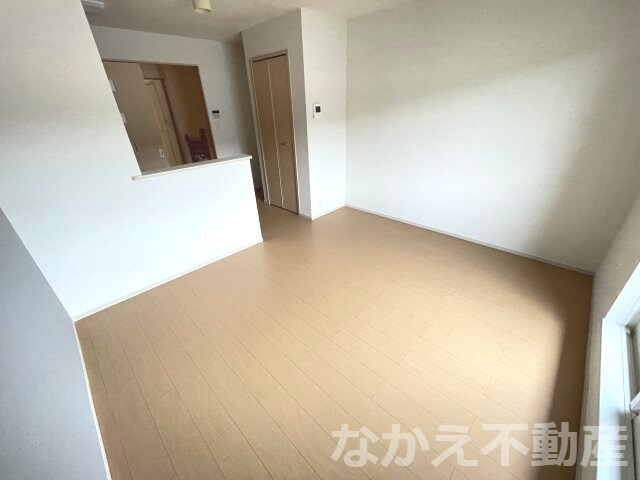 物件内観写真2　(こちらのリビングで趣味の時間をお楽しみください)