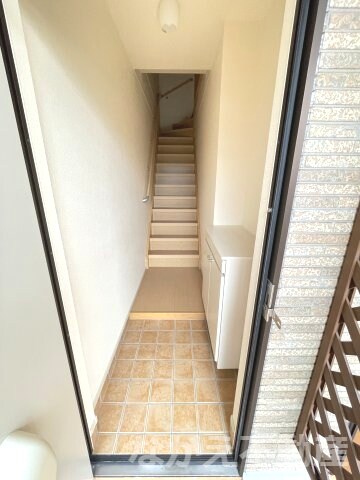 物件内観写真10　(明るい玄関です)