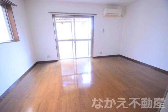 物件内観写真13　(ゆったりとした居間です)