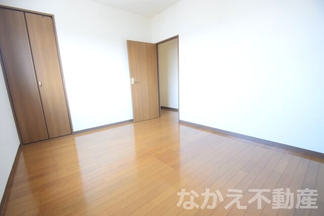 物件内観写真14　(広くて明るい寝室)