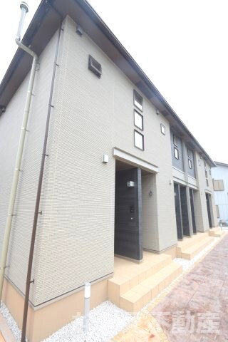 物件外観写真1　(外観は落ち着いています)