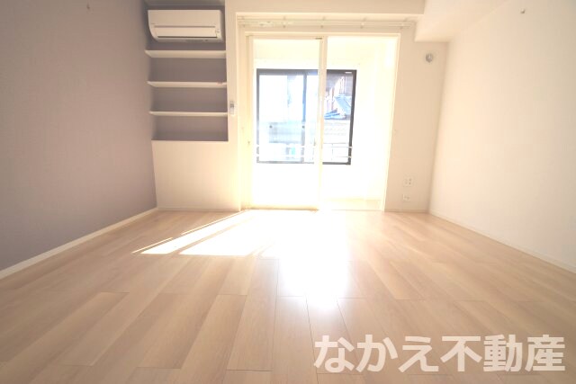 物件内観写真3　(こちらの居間で趣味の時間をお楽しみください)