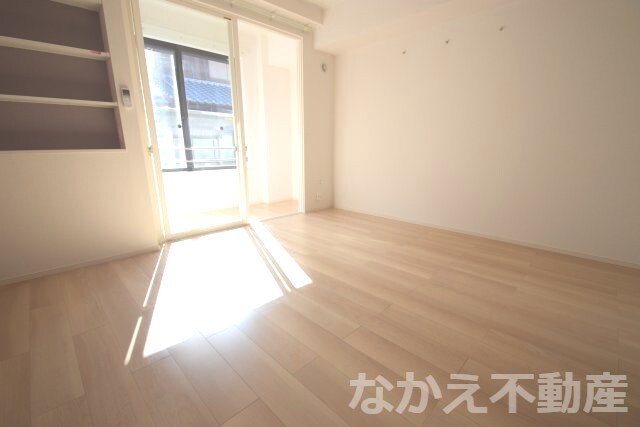 物件内観写真4　(広くて明るい寝室)