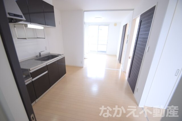 物件内観写真2　(こちらのリビングで趣味の時間をお楽しみください)