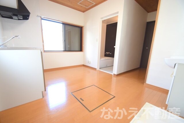 物件内観写真3　(ゆったりとした居間です)