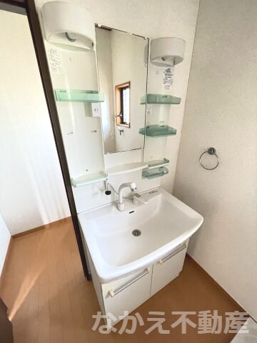 物件内観写真8　(ゆったりとスペースのある洗面所)