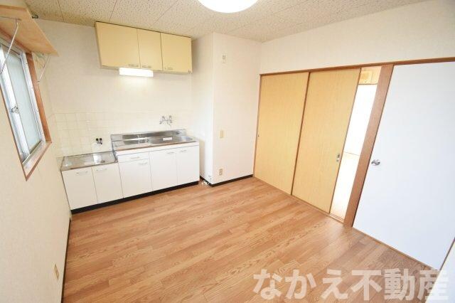 物件内観写真2　(使い勝手のいい洋室です)