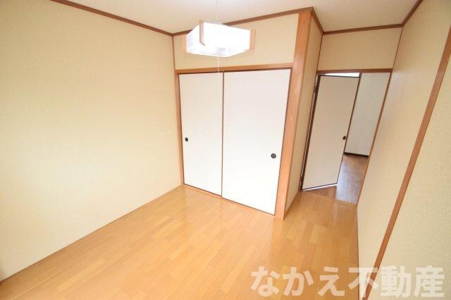 物件内観写真5　(落ち着いた色調の寝室です)