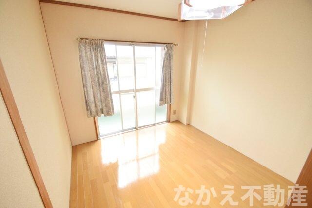 物件内観写真7　(開放的な寝室です)