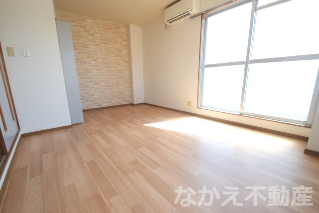 物件内観写真2　(ゆったりとした居間です)