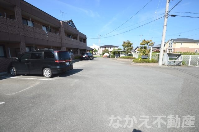 物件外観写真2　(駐車スペースもあります)