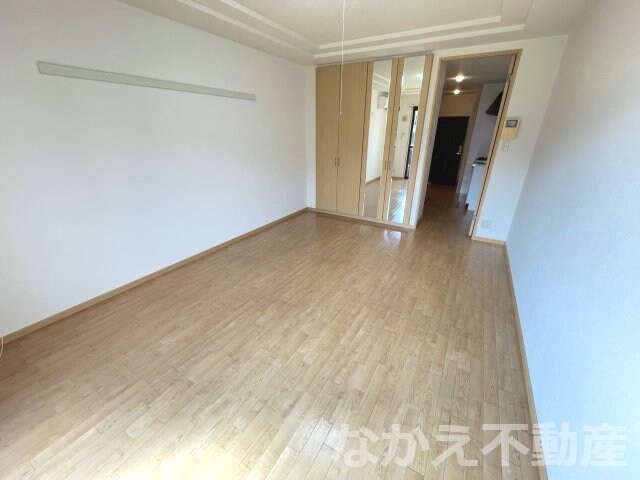 物件内観写真4　(ゆったりとした居間です)