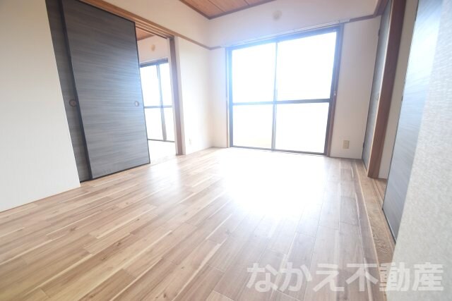 物件内観写真4　(ゆったりとしたリビングです)