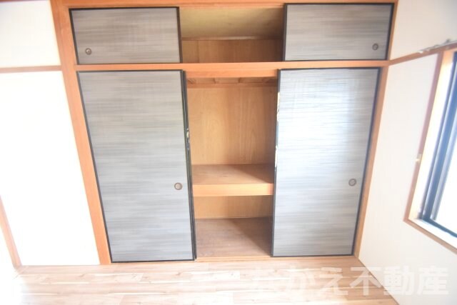 物件内観写真11　(小物を収納するのに便利です)