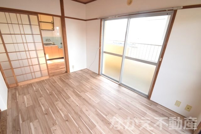 物件内観写真15　(落ち着いた色調の寝室です)