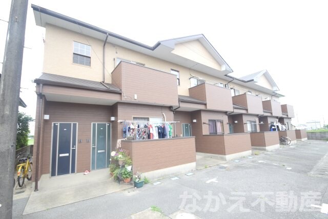 物件外観写真1　(外観は落ち着いています)