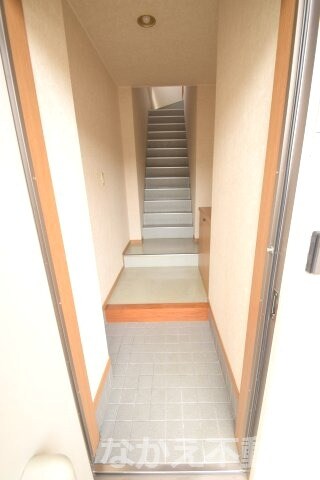 物件内観写真5　(ゆったりとした玄関です)