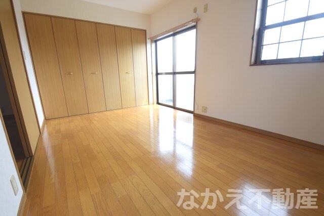 物件内観写真10　(広々とした洋室です)